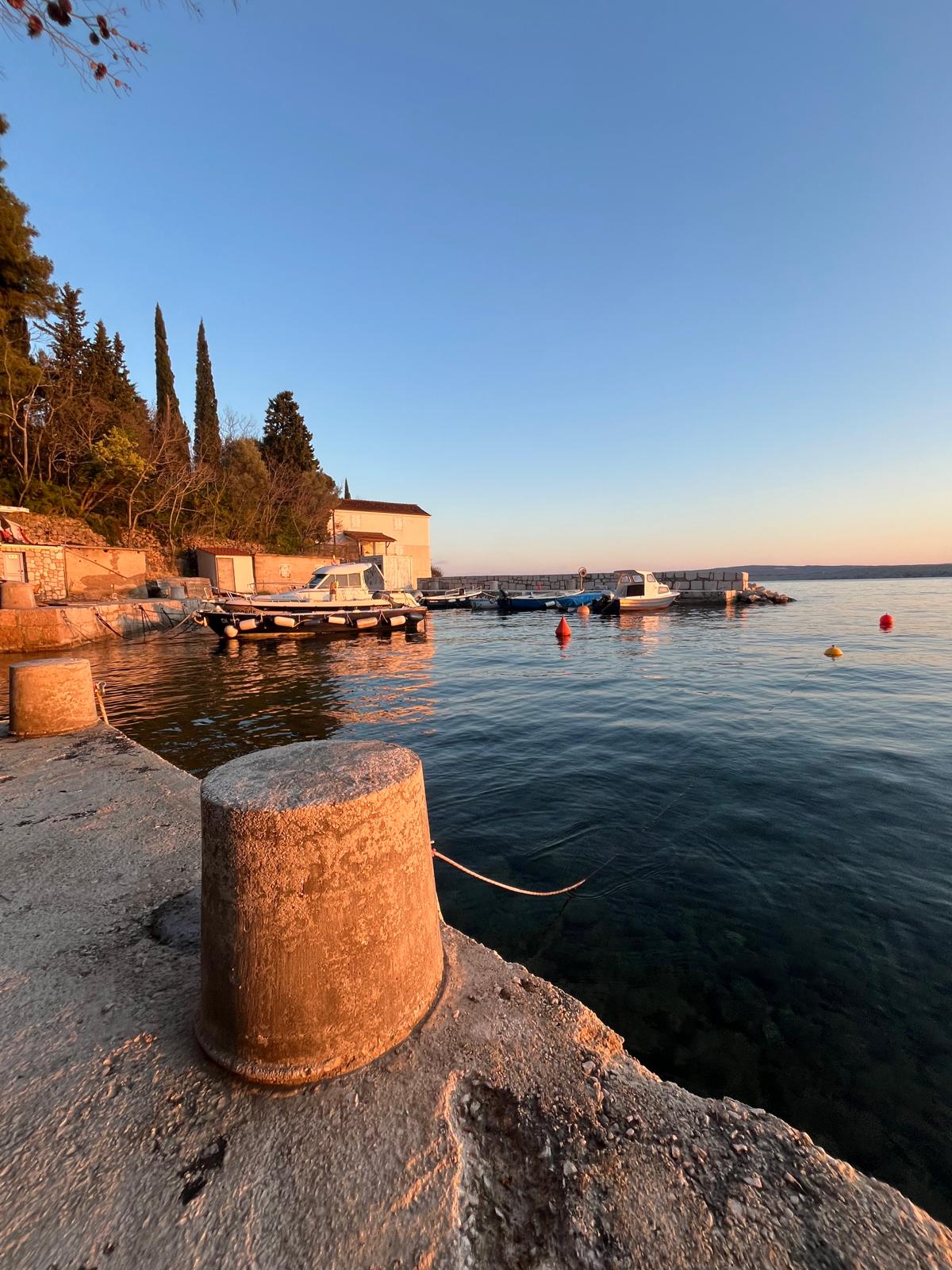 Jadranovo surroundings